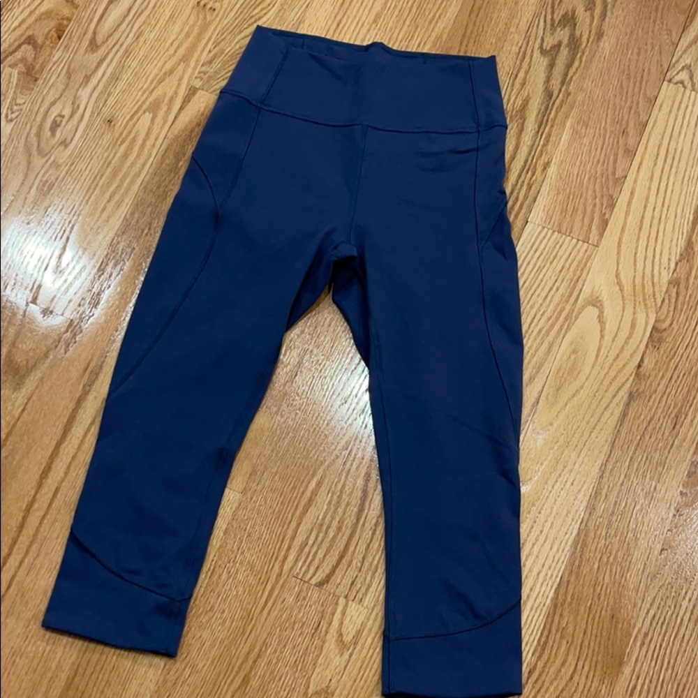 Like NEW perfect condition lululemon crops sz 6